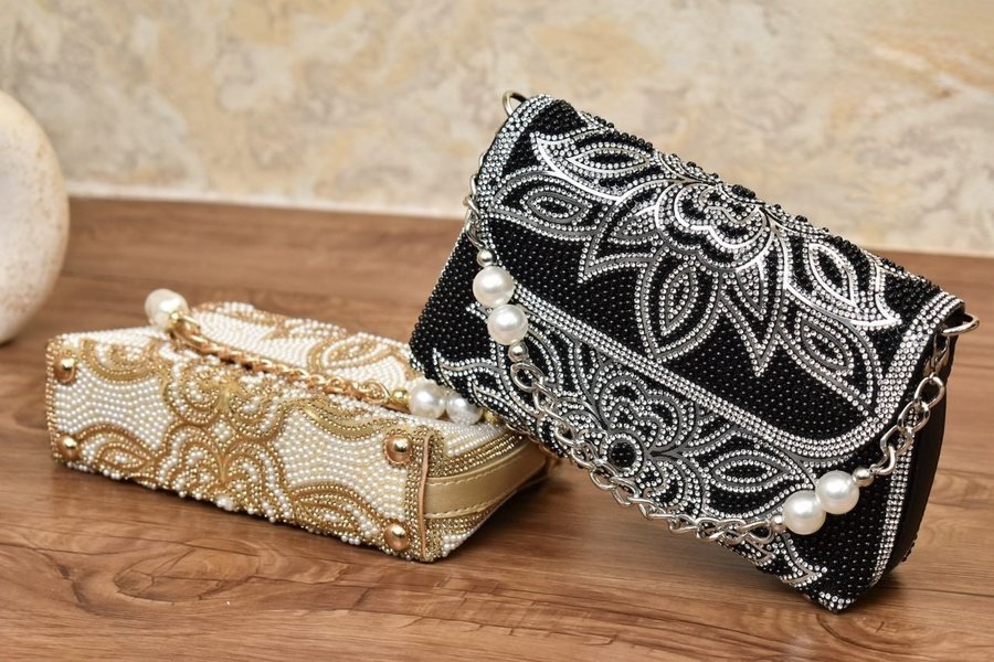 حقيبة سوداء بكريستال وسلسلة ولؤلؤ