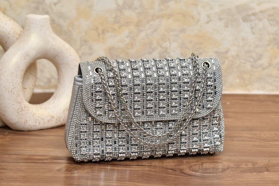 حقيبة سوداء بحلقات معدنية فضية وسلسلة
