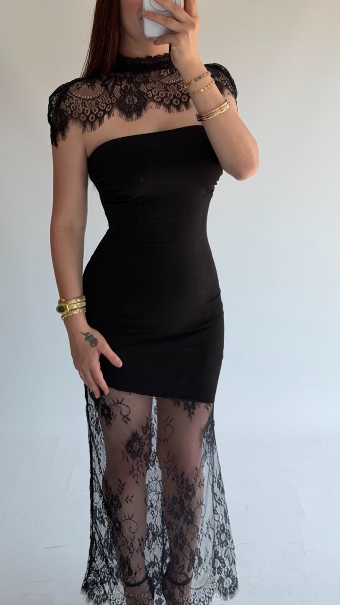 فستان أسود طويل بدانتيل