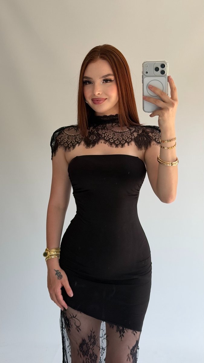 فستان أسود طويل بدانتيل