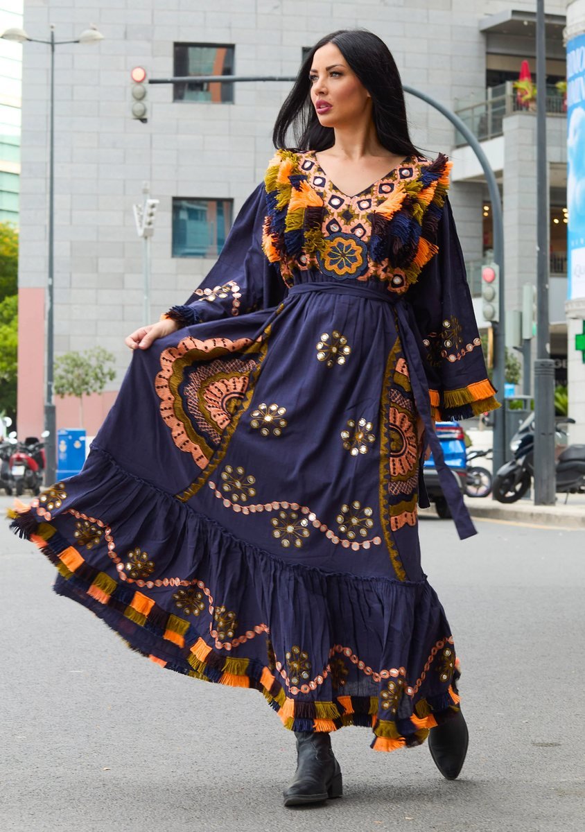 فستان ماكسي مطرز يدويًا بحواف مزخرفة