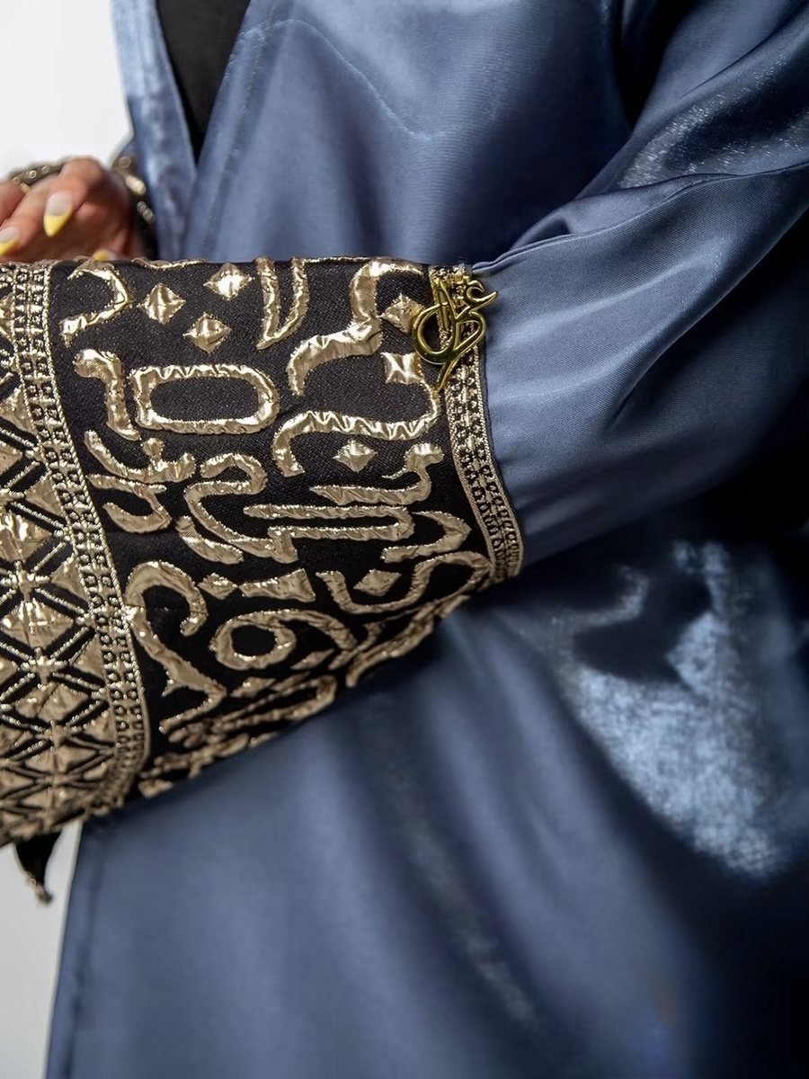 كيمونو ساتان أزرق بأكمام مطرزة