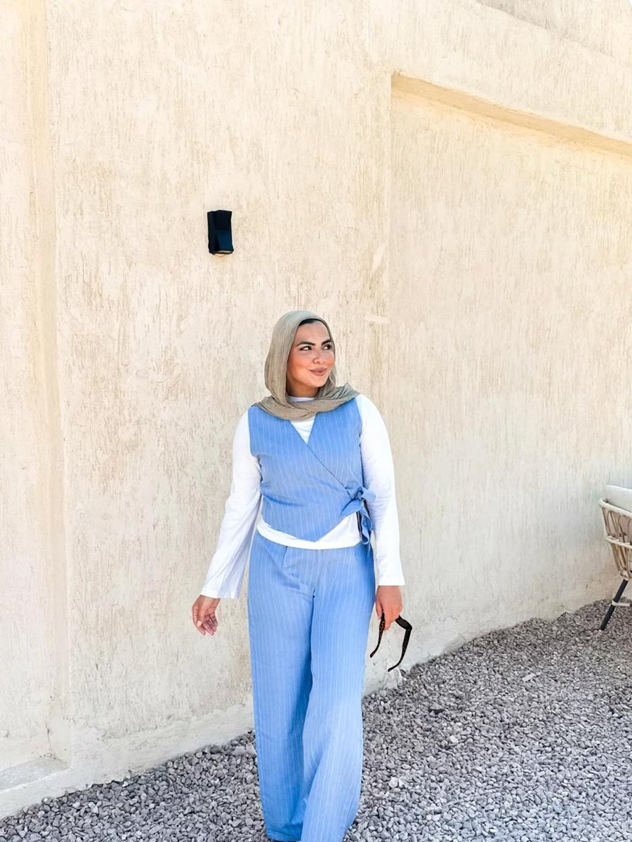 طقم مخطط أزرق بفيست وبنطلون واسع